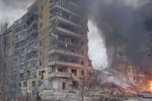 Потужні вибухи у Дніпрі: окупанти влучили у багатоповерхівку, під завалами люди (фото)