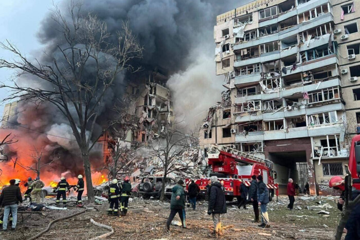 Спасатели извлекают людей из-под завалов в Днепре, известно о пяти погибших
