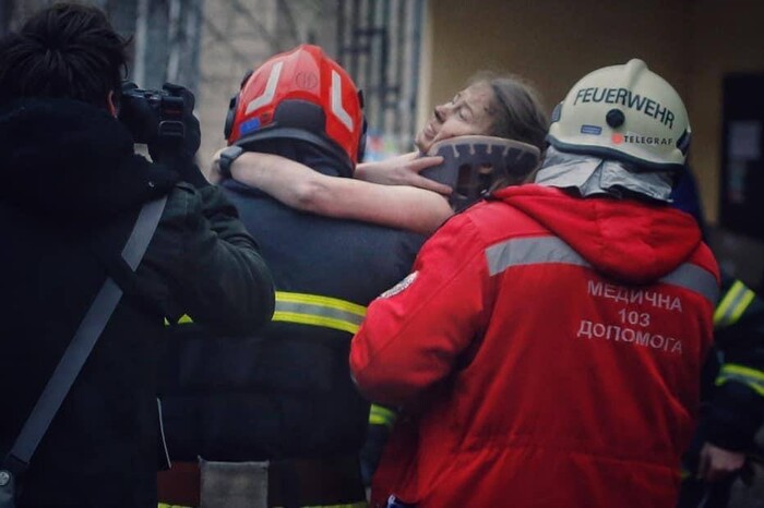 Спасательная операция в Днепре продолжается, из-под завалов достали женщину