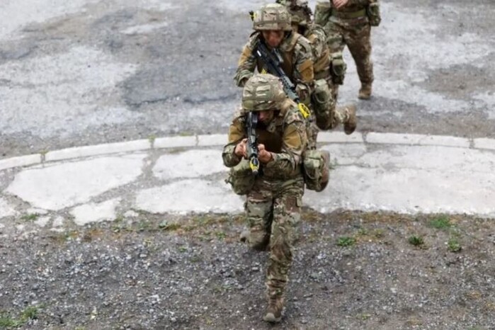 Британия показала, как тренирует украинских военных (фото)