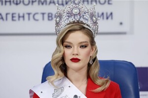 Росіянка після поразки на «Міс Всесвіт 2022» поскакала купувати айфон