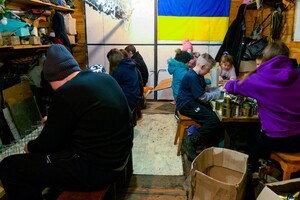 На Чернігівщині діти роблять сітки та окопні свічки для ЗСУ у звичайному гаражі (відео)
