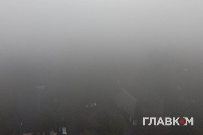 Київ огорнув туман: синоптики попереджають про небезпеку