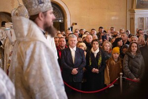 Петро Порошенко разом із дружиною завітали на святкову літургію у Києво-Печерську лавру