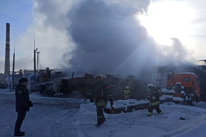 Масштабна пожежа в Росії: палають цистерни з пальним для окупантів (фото, відео)