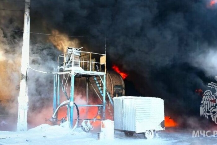 Масштабный пожар в России: горят цистерны с горючим для оккупантов (фото, видео)