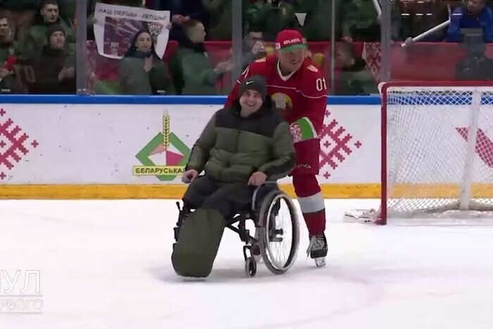Лукашенко повозил катком милиционера «ДНР» на инвалидной коляске