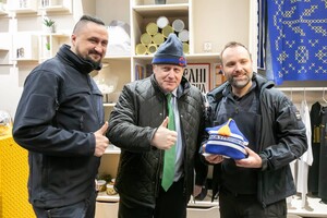 Київські залізничники провели екскурсію Джонсону та подарували шапку (фото)
