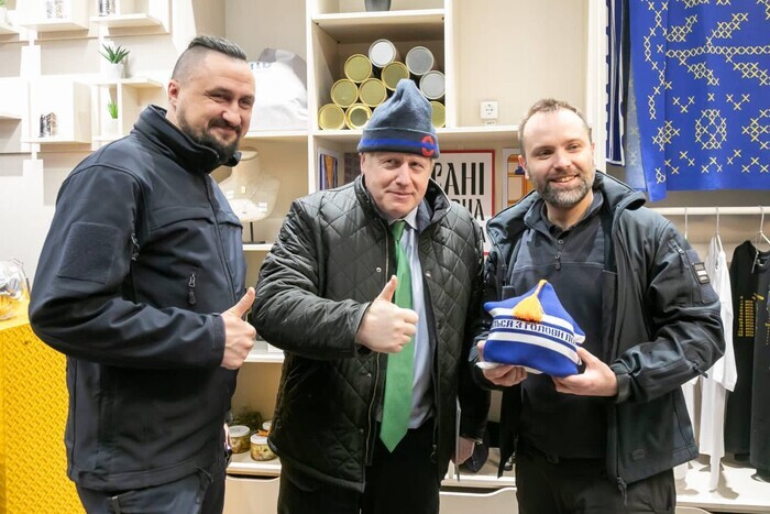 Киевские железнодорожники провели экскурсию Джонсону и подарили шапку (фото)