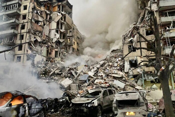 Ракетний удар по багатоповерхівці у Дніпрі: що відомо станом на зараз