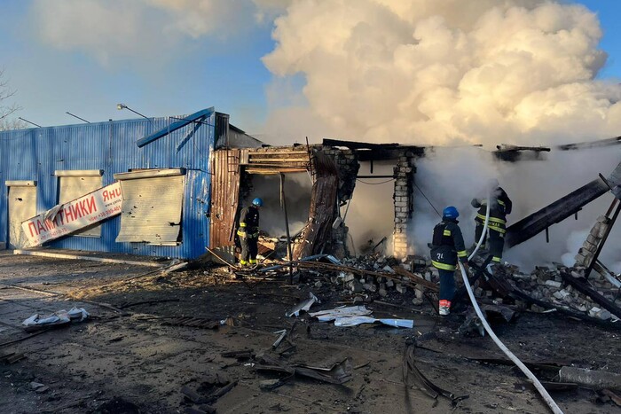 Росіяни обстріляли Куп’янськ: горить приватний будинок та магазин (фото)