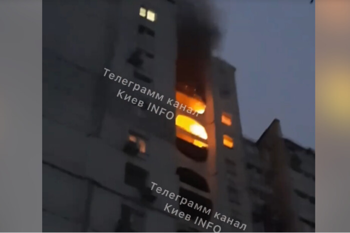 На столичній Оболоні палає квартира (відео)