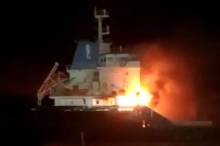 Окупанти обстріляли порт Херсона: загорілось турецьке судно (відео)