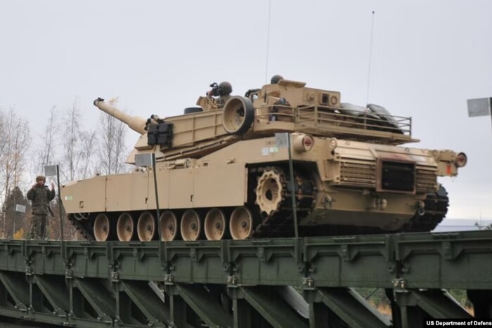 Нові нюанси постачання танків Україні та приїзд аудиторів США у Київ: головне за ніч