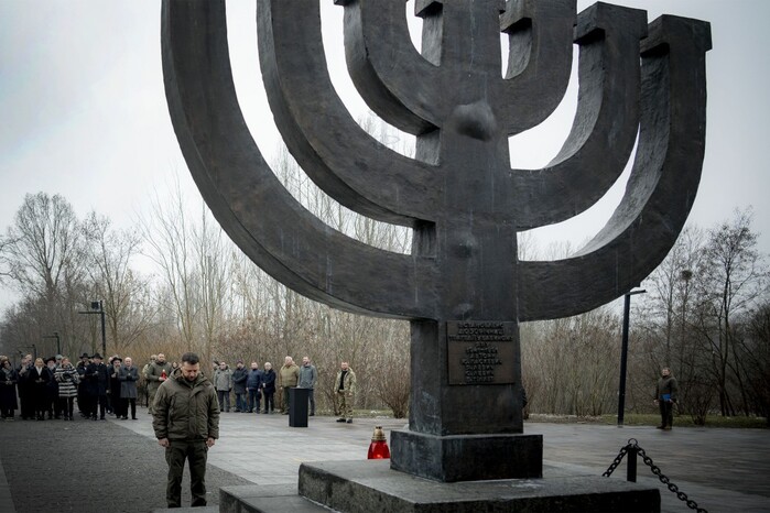 Вшанування жертв Голокосту, візит американських ревізорів. Головне за 27 січня