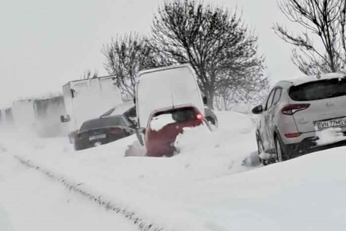Снігова буря спричинила транспортний колапс у Румунії, сотні авто опинилися у пастці 