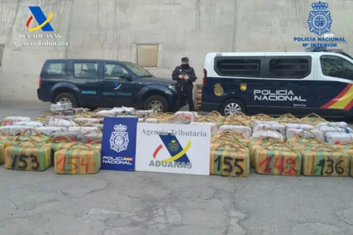 Поліція Іспанії вилучила 4,5 тонни кокаїну з корабля для перевезення худоби