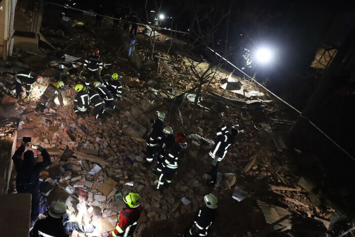 Ночная атака на Харьков: спасатели показали последствия ракетного удара (фото)