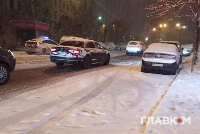Київ засипає снігом: місцева влада звернулася до водіїв
