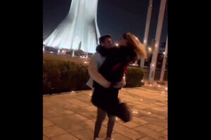 Танцы среди улицы. Власти Ирана приговорили молодую пару к 10 годам (видео)
