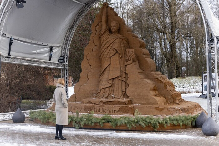 В Эстонии установили статую Зеленского, сделанную из песка (фото)