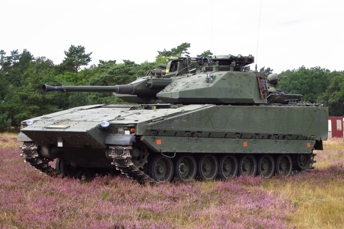 Норвегія розмірковує над відправкою в Україну БМП CV90