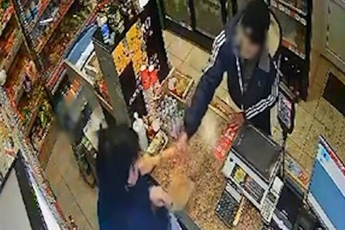 Продавчиня в Обухові надавала копняків нападнику, який вдерся до магазину з палицею (відео)