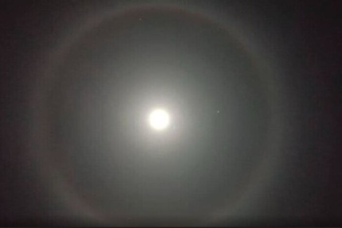 В небе над Киевом сегодня можно наблюдать особенное лунное явление