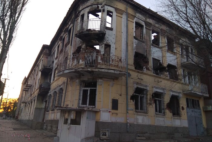 Російські «будівельники» знищують будинки в центрі Маріуполя (відео)