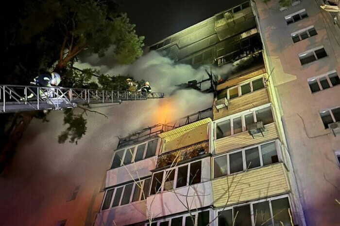Под Киевом произошел масштабный пожар в многоэтажке (фото, видео)