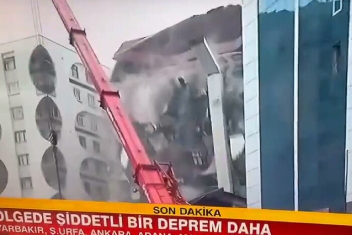 Землетрус у Туреччині. Будинок обвалився у прямому ефірі (відео)