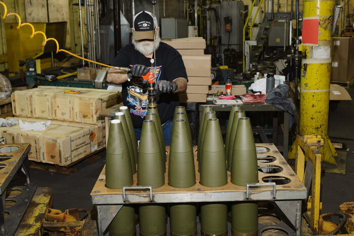 США показали, как производят артиллерийские снаряды для ВСУ (видео)