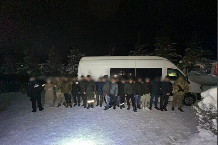 На Буковині прикордонники затримали два мікроавтобуси з ухилянтами (відео)