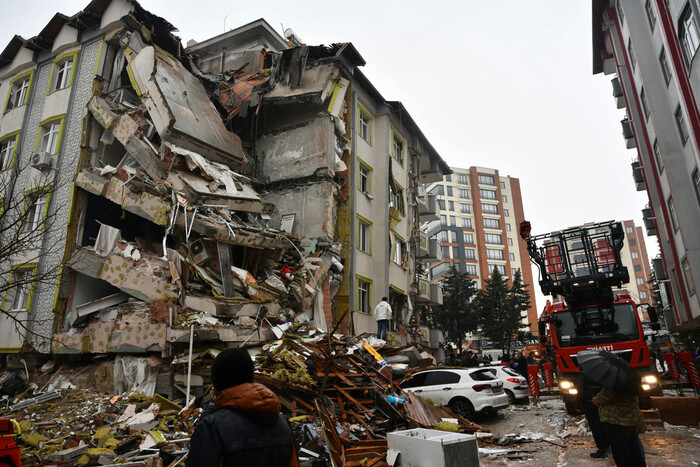 Землетрясение в Турции: число жертв превысило 7 тыс. человек