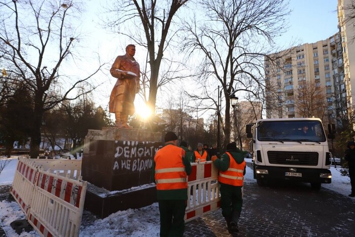 Київ позбувся пам'ятника радянському льотчику Чкалову (фото)