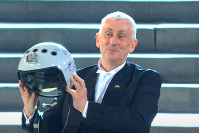 Зеленский передал спикеру британского парламента шлем украинского летчика (фото)