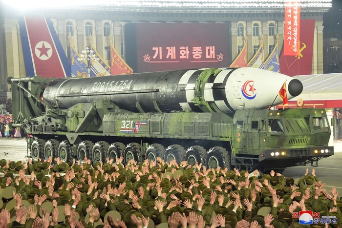 Північна Корея приголомшила кількістю ядерних ракет на параді (фото, відео)