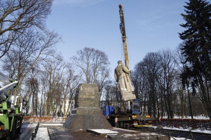 Київ позбувся ще одного пам’ятника радянському діячу (фото, відео) (оновлено)
