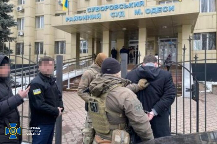 Попереджав кримінальників про заплановані обшуки: викрито посадовця одного із судів Одеси