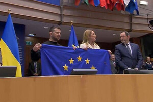 После выступления Зеленского в Европарламенте заиграл гимн Украины (видео)