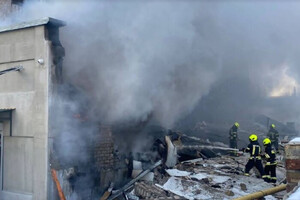 Взрыв на бывшем заводе в Киеве: первые кадры