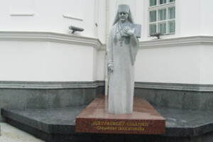 Пам’ятник легендарному мовознавцю в Житомирі досі з помилкою. Мовний омбудсмен пояснив, чому