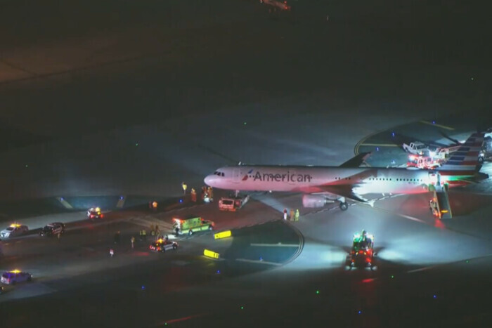 В аэропорту Лос-Анджелеса самолет столкнулся с автобусом. Есть пострадавшие