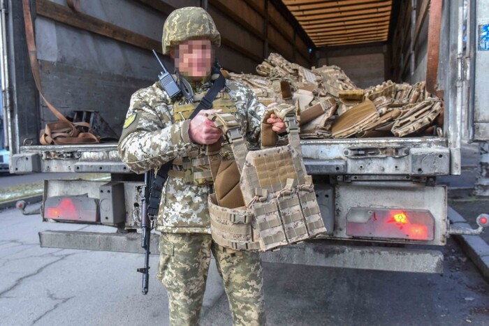 Метінвест передав запорізьким військовим 550 бронежилетів американського зразка