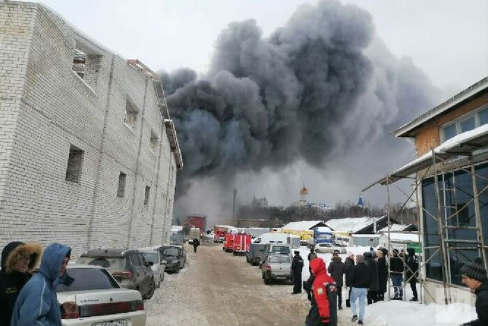 Un entrepôt de caoutchouc est en feu en Russie ()