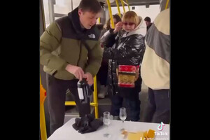 У Києві їздив святковий «автобус кохання»