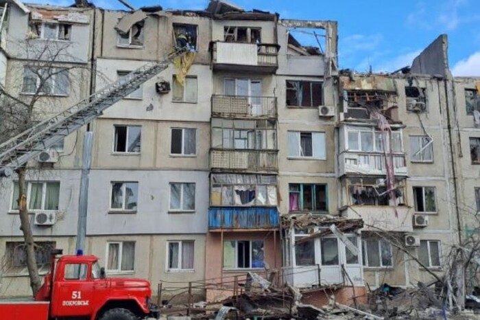 Росіяни розгромили п'ятиповерхівку у Покровську: є постраждалі (фото)
