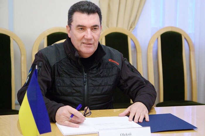Danilov a rapporté comment l'Ukraine se prépare à une éventuelle attaque massive de la Fédération de Russie les 23 et 24 février ()