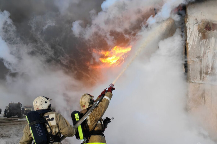 Incendie de grande ampleur en Fédération de Russie : un entrepôt de matériel est en feu ()