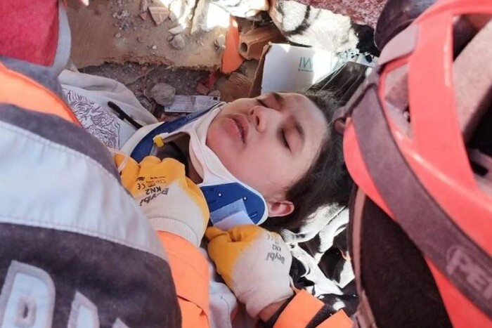 Passé 10 jours sous les décombres : une autre victime du tremblement de terre a été secourue en Turquie 